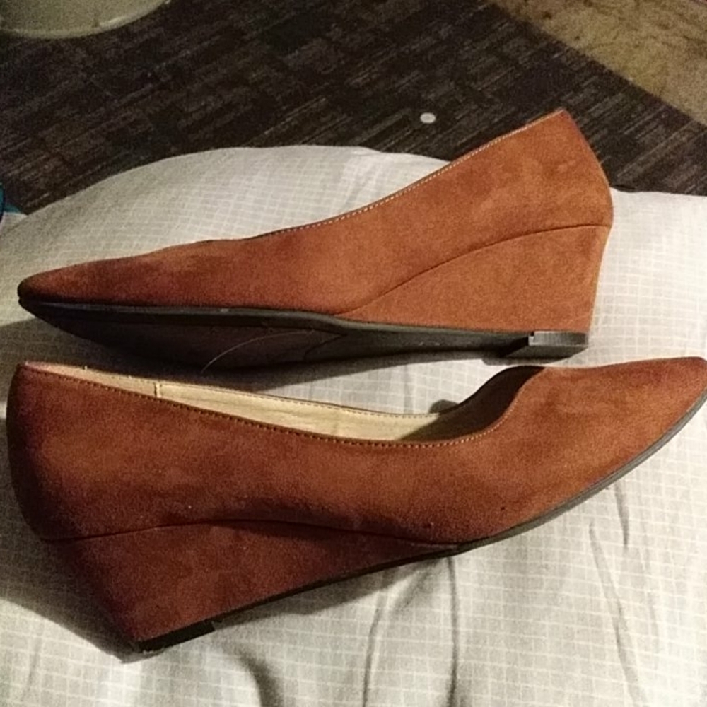 CL LAUNDRY brown suede wedges